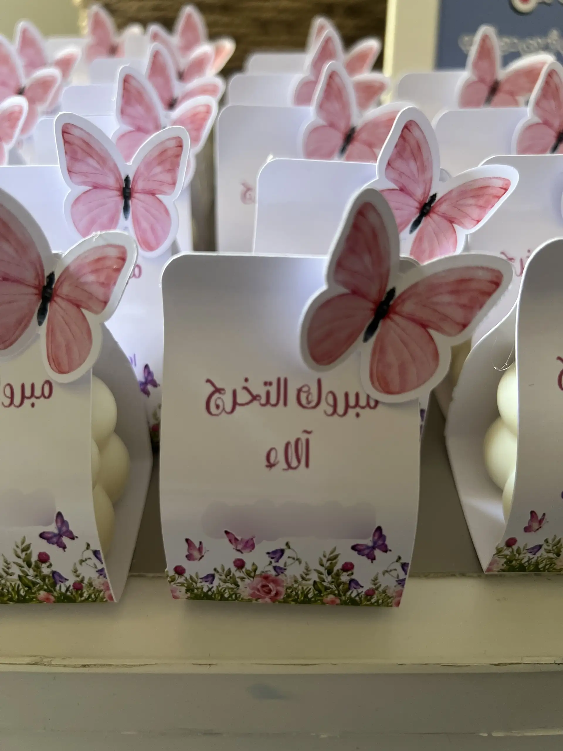 توزيعات تخرج الفراشة الوردية، الصورة 2 من 7