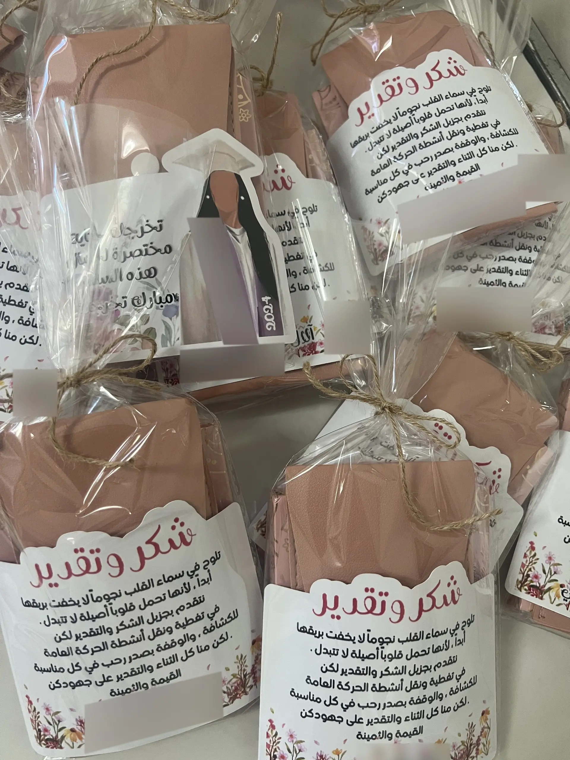 هدية شكر وتخرج بالحافظة الوردية، الصورة 3 من 3